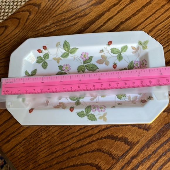 Wedgwood "Wild Strawberry" Long Octagonal Rectangular Tray - Picture 3 of 6
